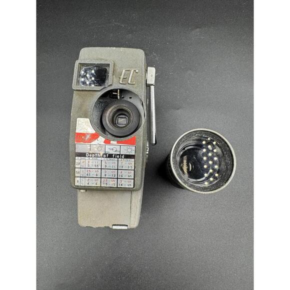 YASHICA 8 EC 8mm Vintage Movie Camera ZOOM Lens - Untested but shutters w winded - Picture 3 of 9